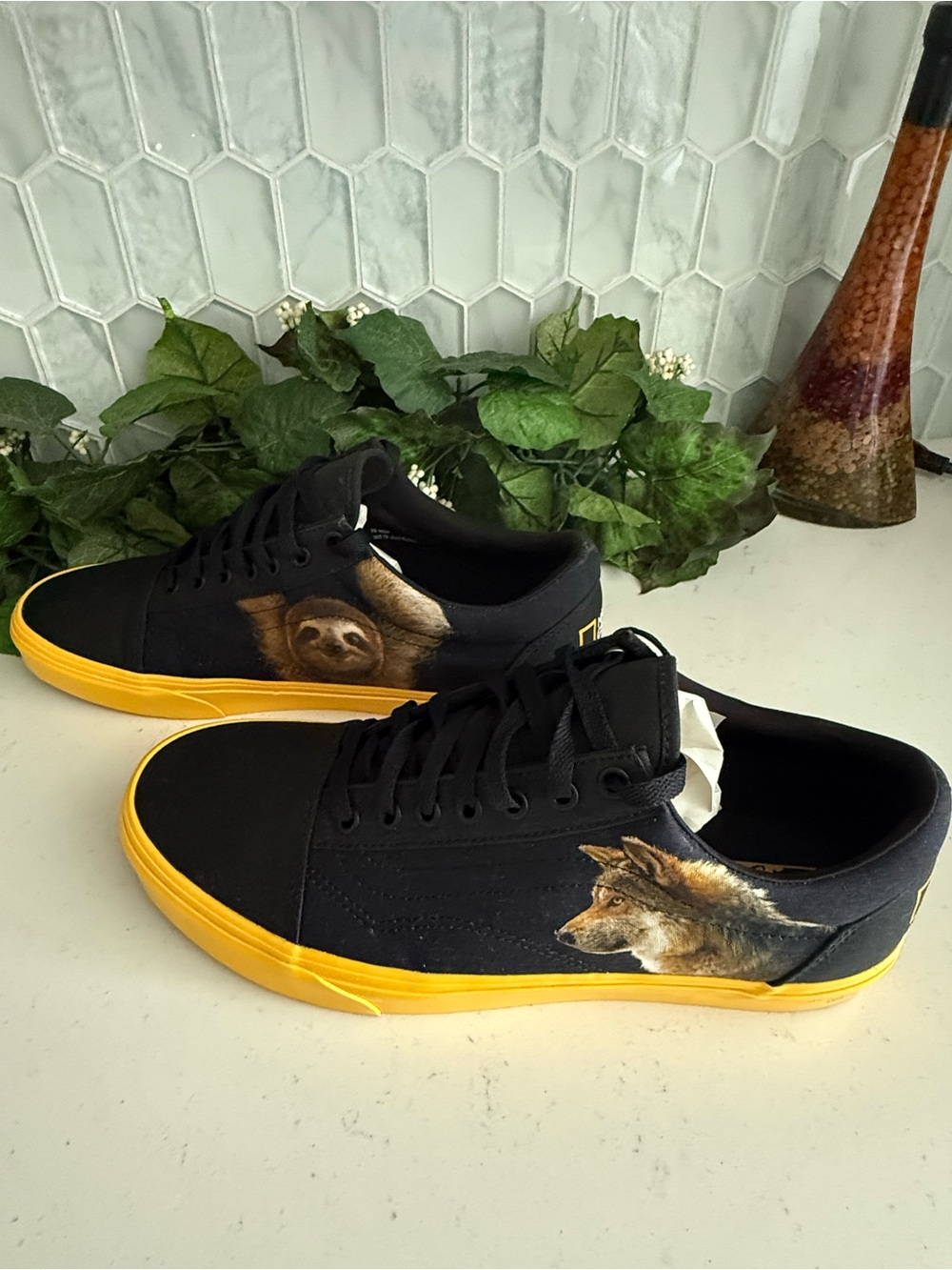 National Geographic Mens Photo Ark Black & Yellow Shoes Snake & Frog Design - Picture 9 of 16